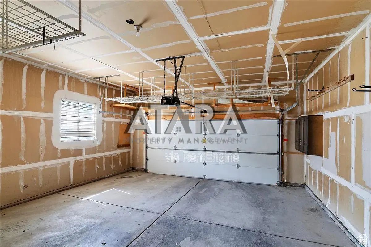 Beautiful 3 Bedroom, 2 Bath with Formal Living and  2-Car Garage – Farmington Foothills property image