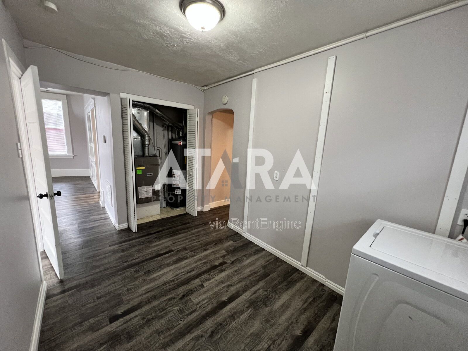 Spacious 3 Bed / 2 Bath Main-Floor Apartment in a 1907 Historic Building – Marmalade District property image