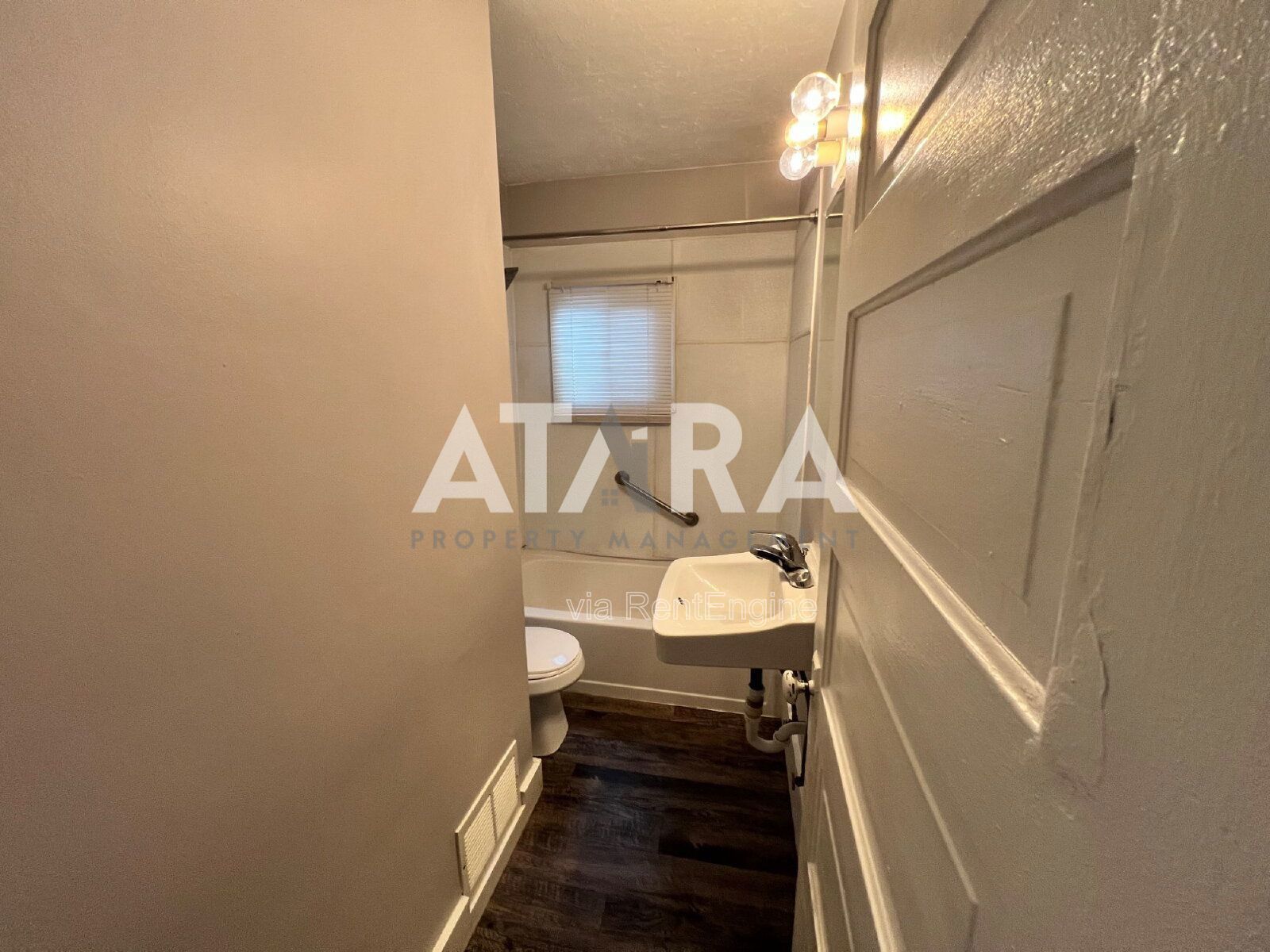 Spacious 3 Bed / 2 Bath Main-Floor Apartment in a 1907 Historic Building – Marmalade District property image