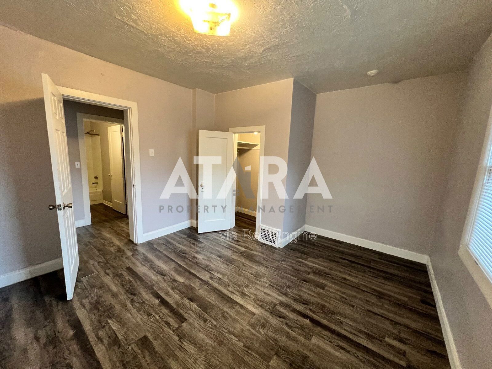 Spacious 3 Bed / 2 Bath Main-Floor Apartment in a 1907 Historic Building – Marmalade District property image