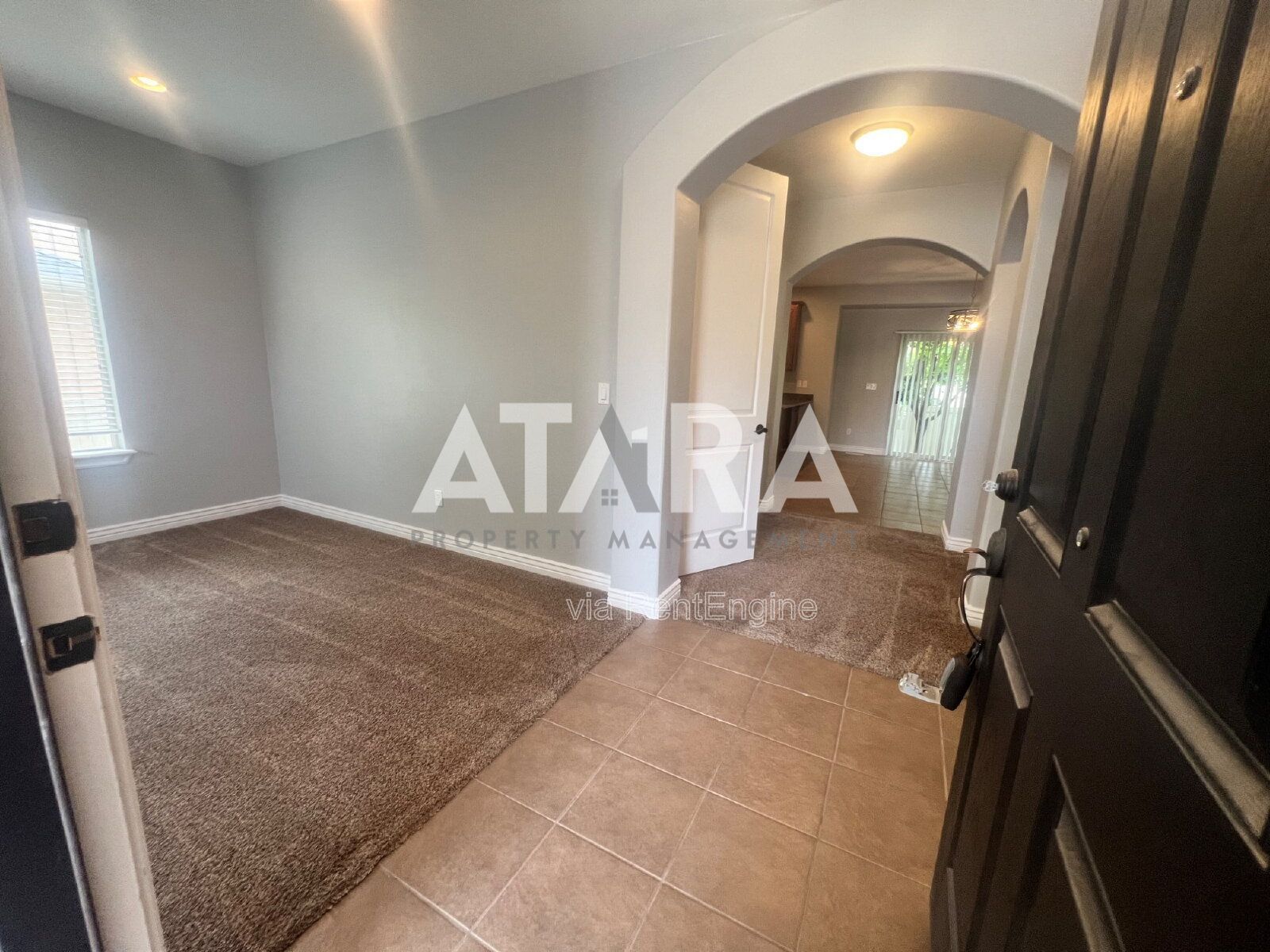 4 Bed in Close to Shopping Centers property image