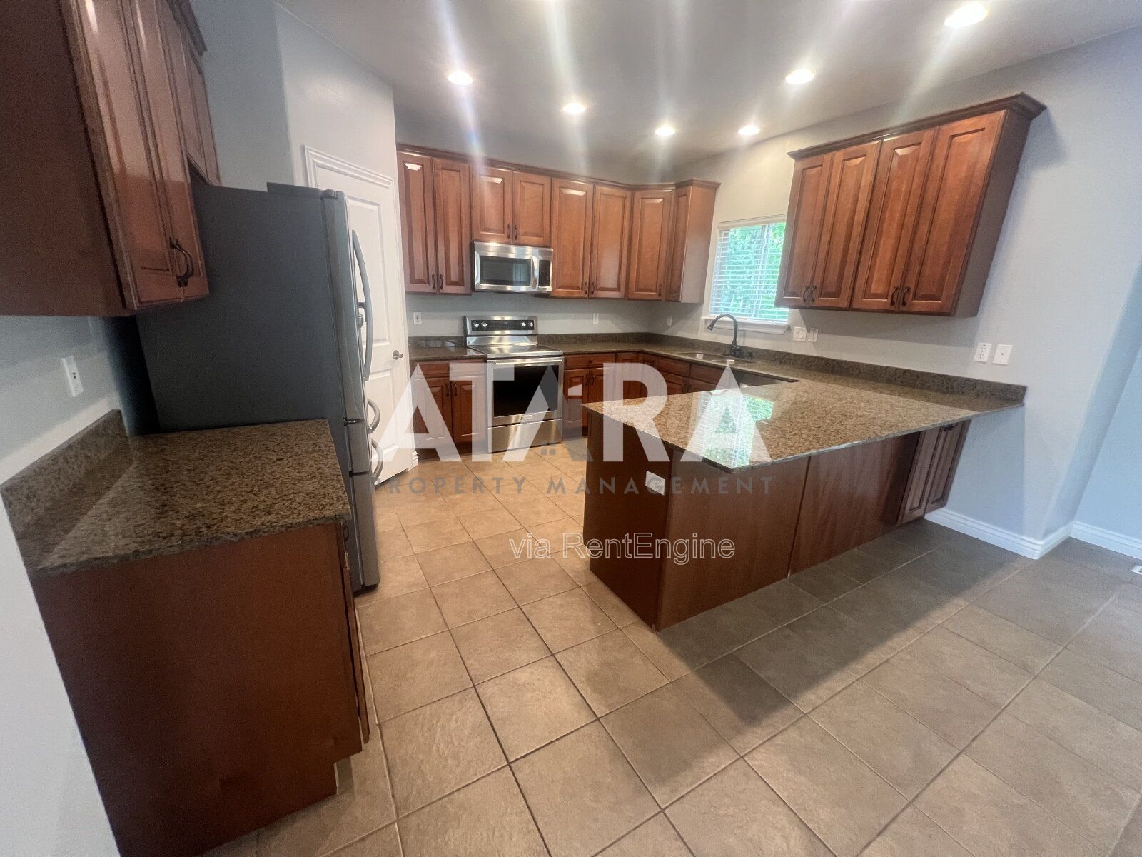 4 Bed in Close to Shopping Centers property image