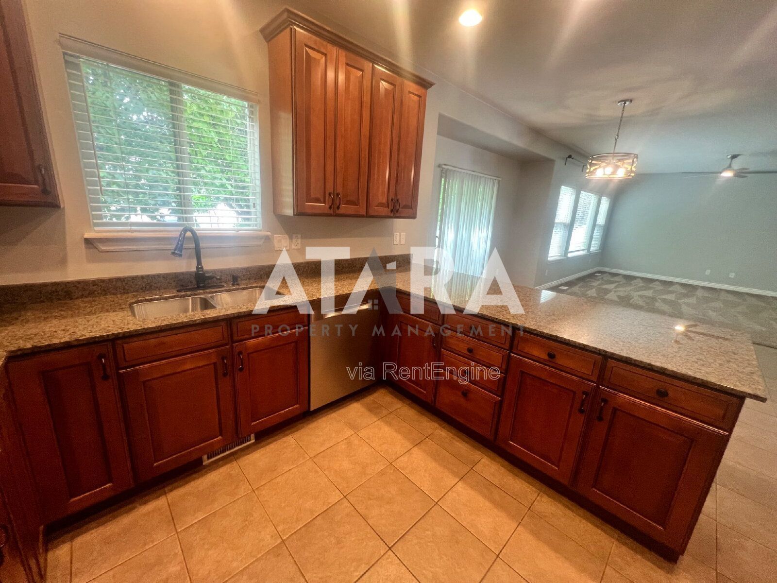 4 Bed in Close to Shopping Centers property image