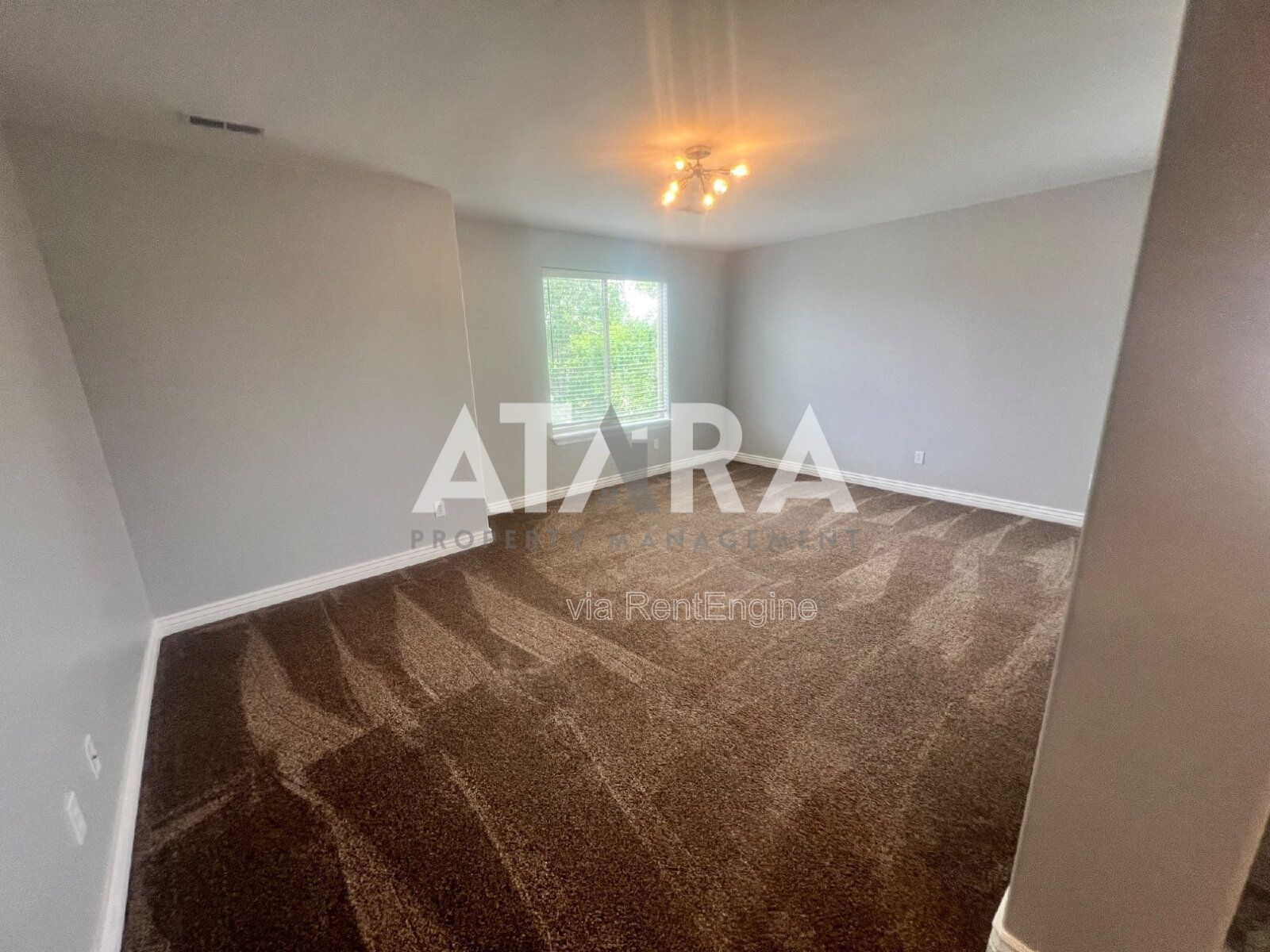 4 Bed in Close to Shopping Centers property image