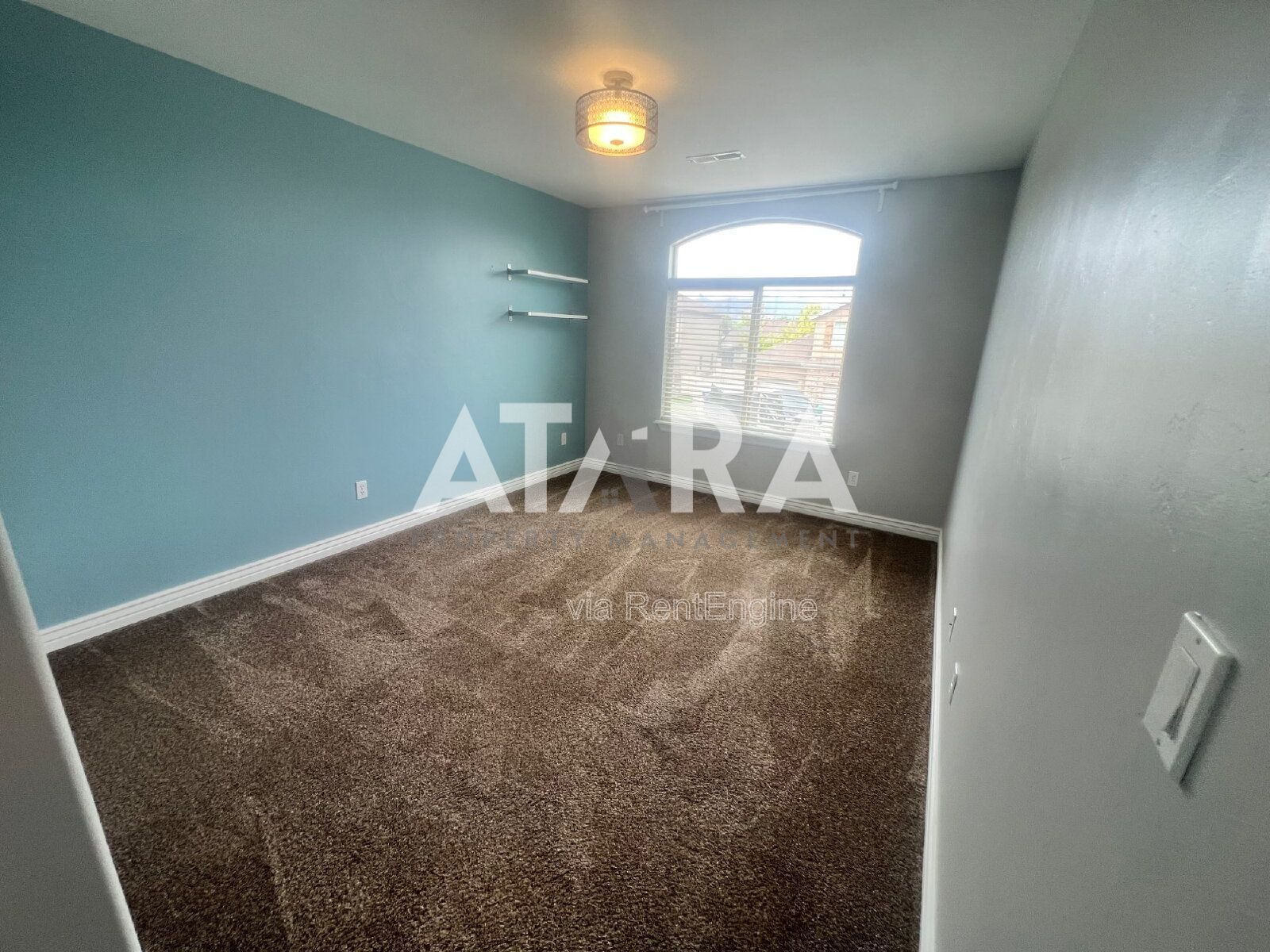 4 Bed in Close to Shopping Centers property image