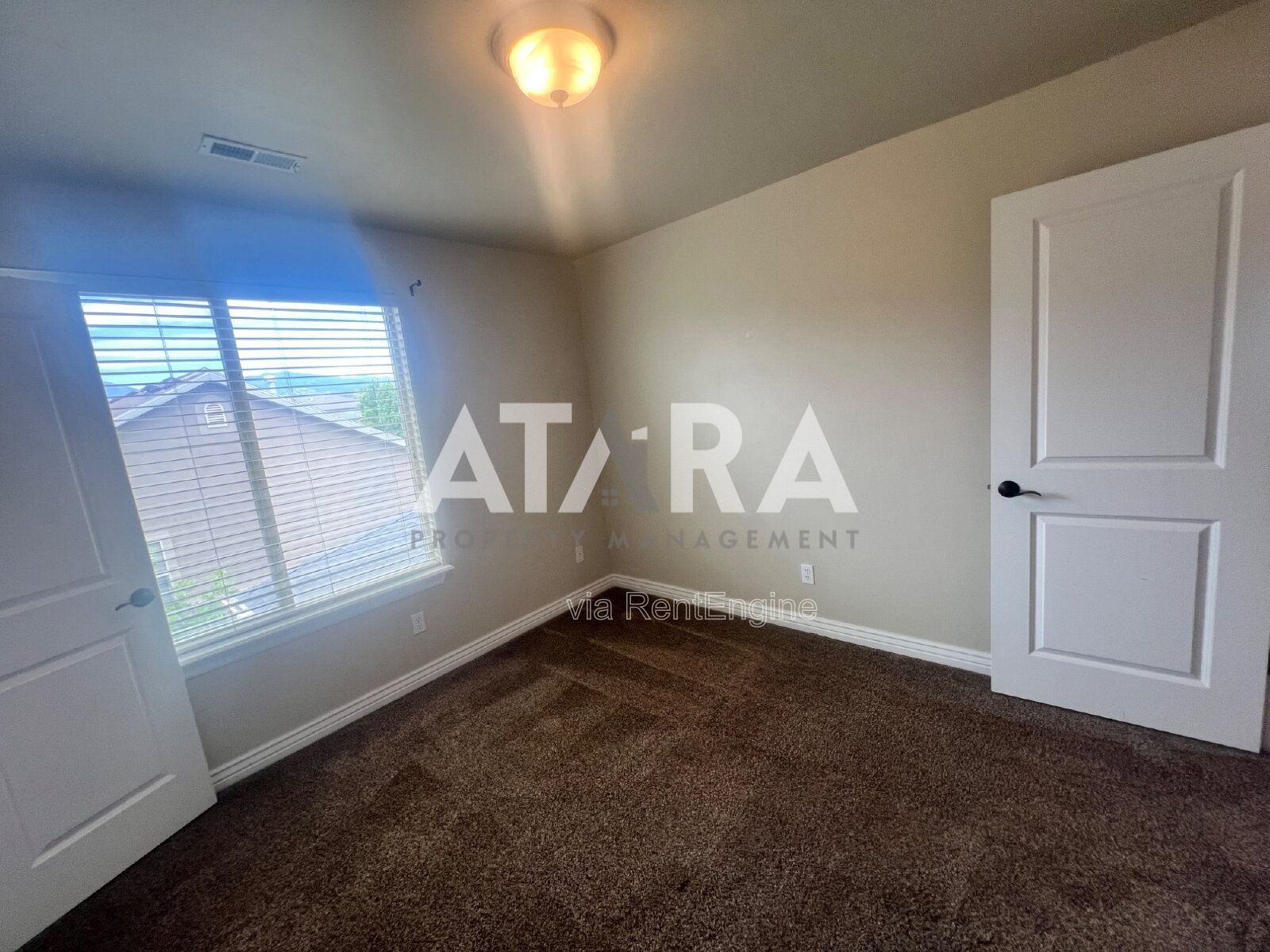4 Bed in Close to Shopping Centers property image