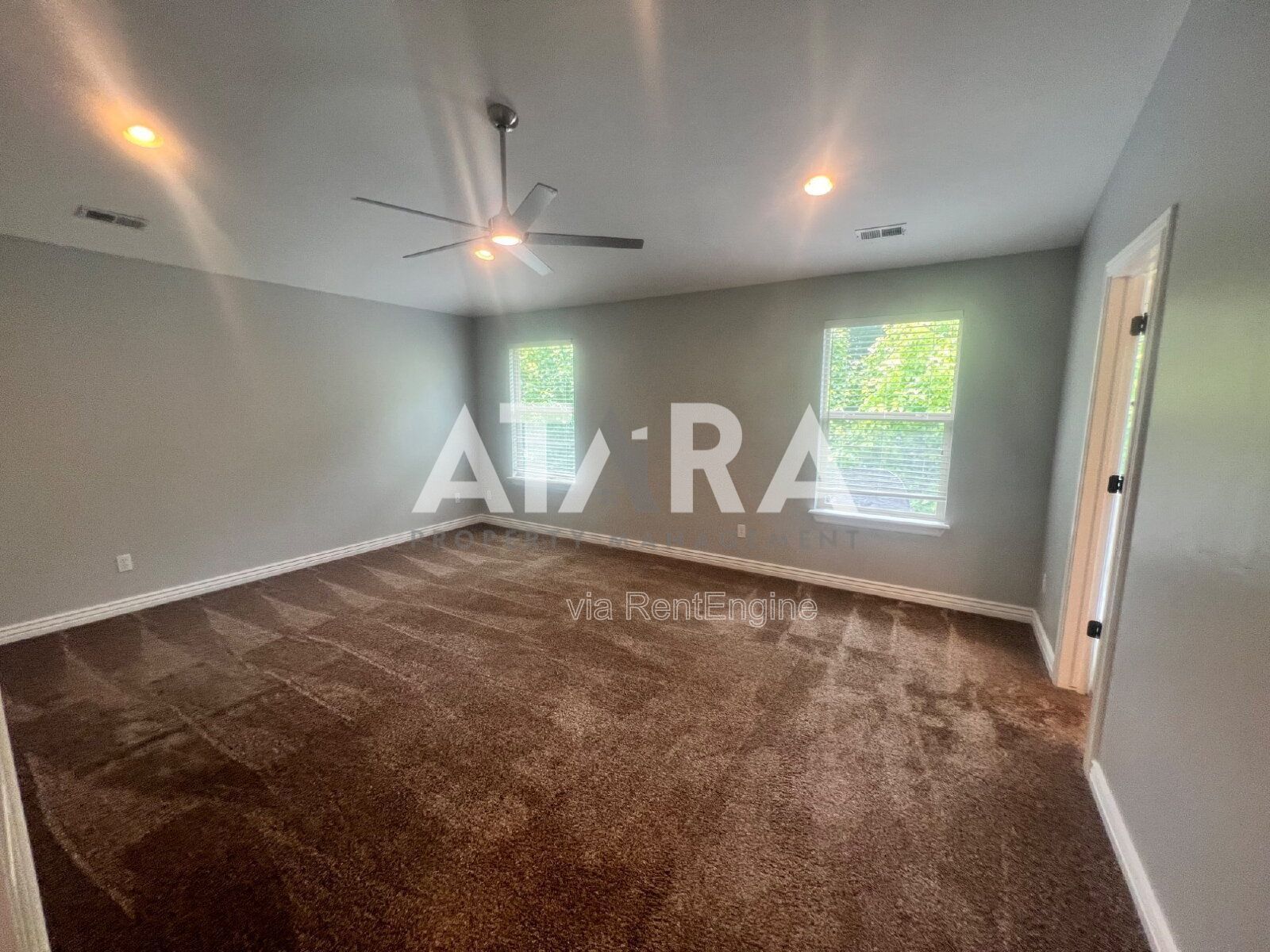 4 Bed in Close to Shopping Centers property image