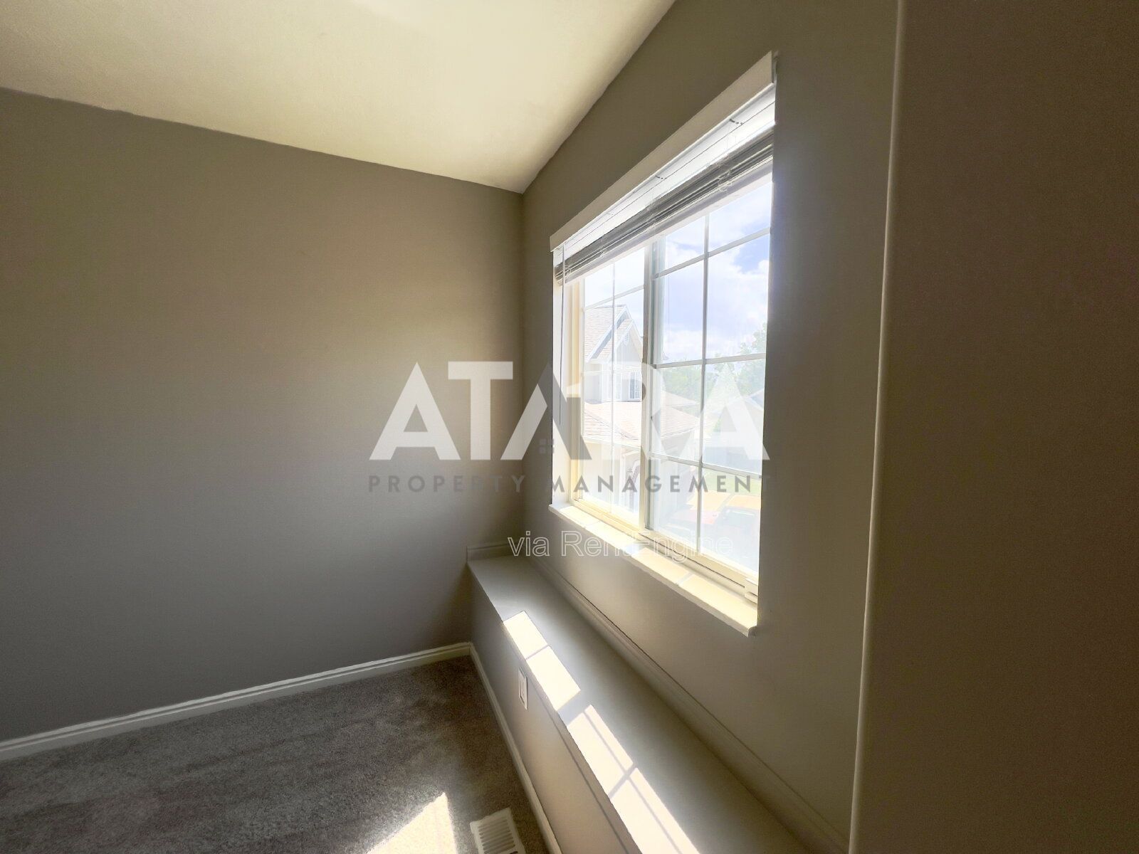 Pet-Friendly 5-Bed Home w/ Solar, Hot Tub, Great Back yard! Community Pool property image